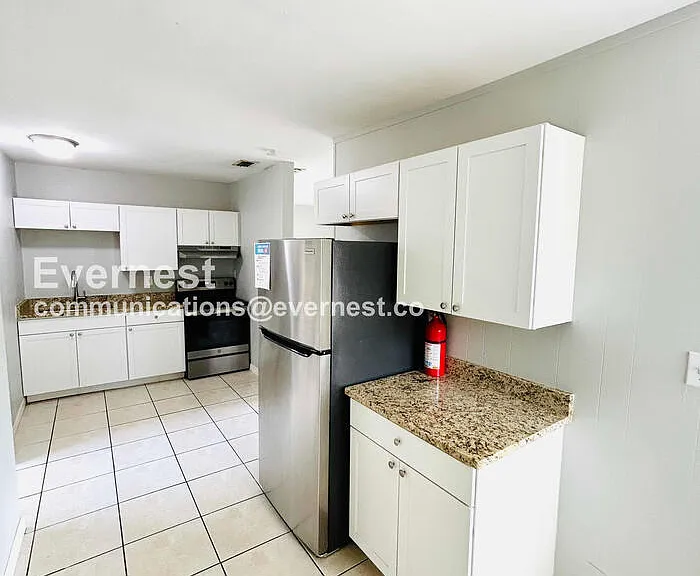 3019 W Meadow St — Photo 4
