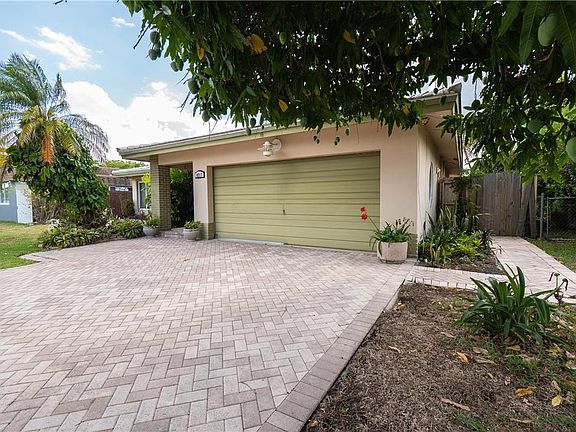 4th image of 8211 NW 68th Avenue