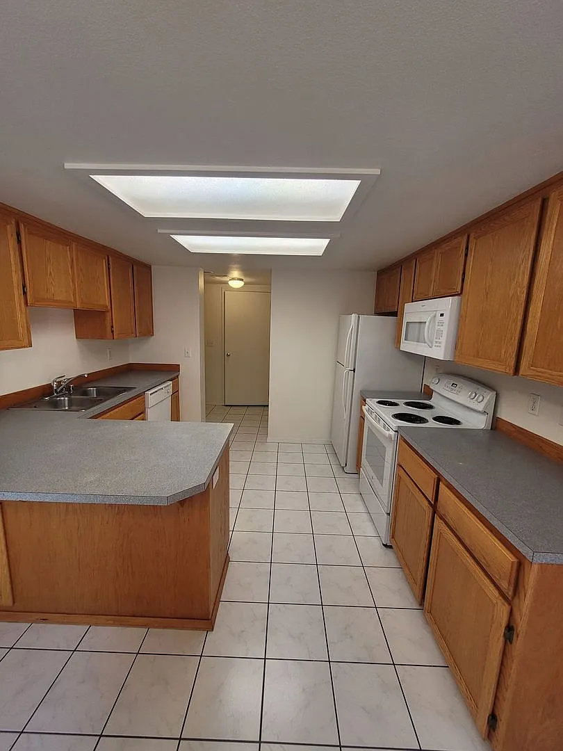Charming 3-Bed Duplex with 2.5 Baths & 1400 Sq Ft - Prime Bonney Lake Location! — Photo 1
