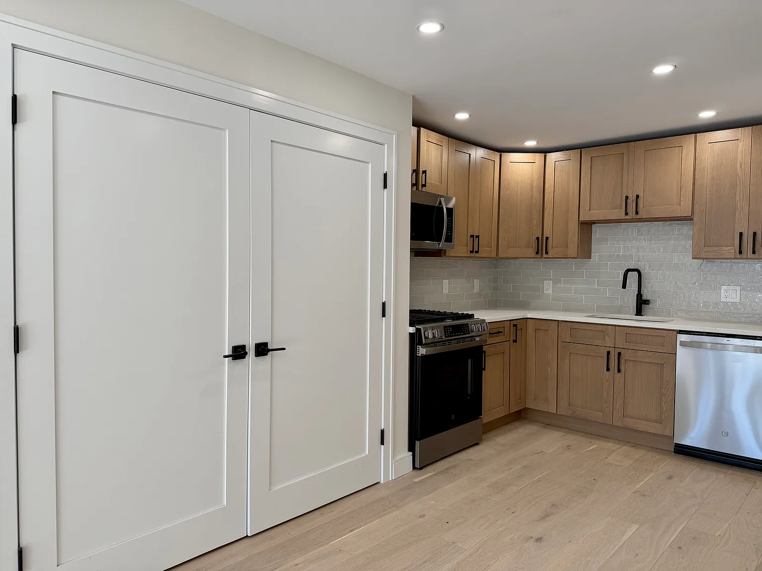 2 bed, 865 sqft, $3,195 — Photo 3