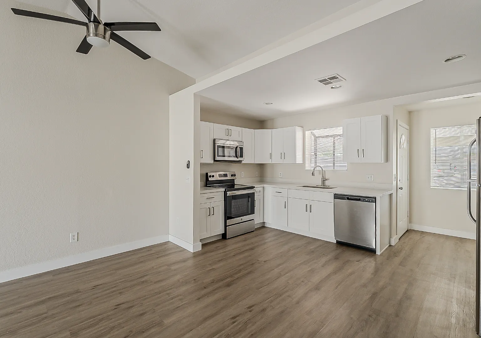 Fully Remodeled!! Low Deposit only $995.00. — Photo 3