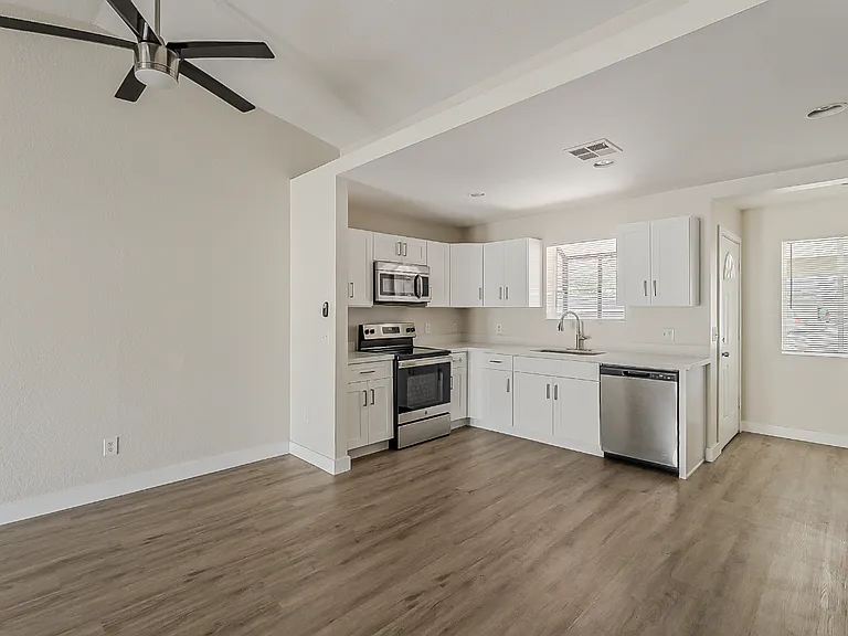 2425 W Avalon Dr — Photo 1