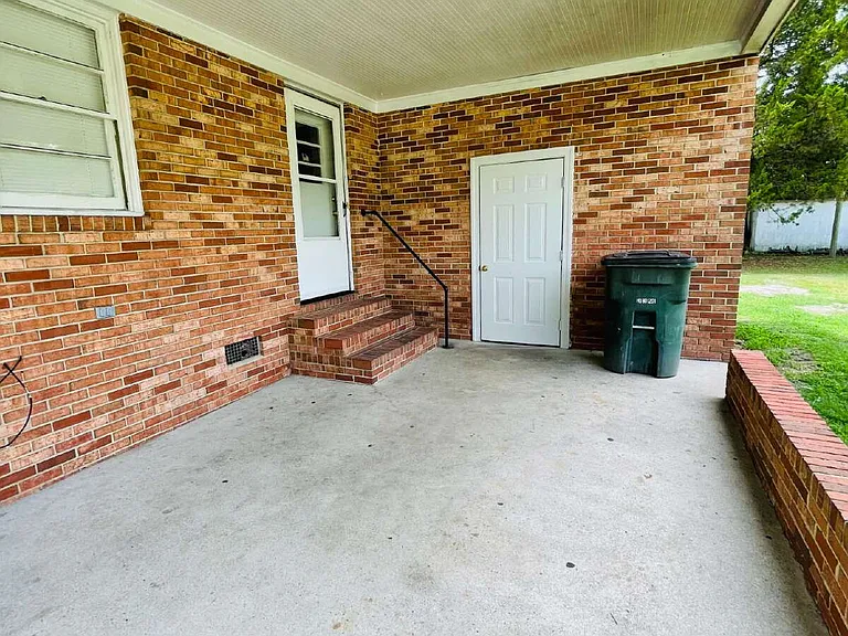 204 E James St — Photo 31