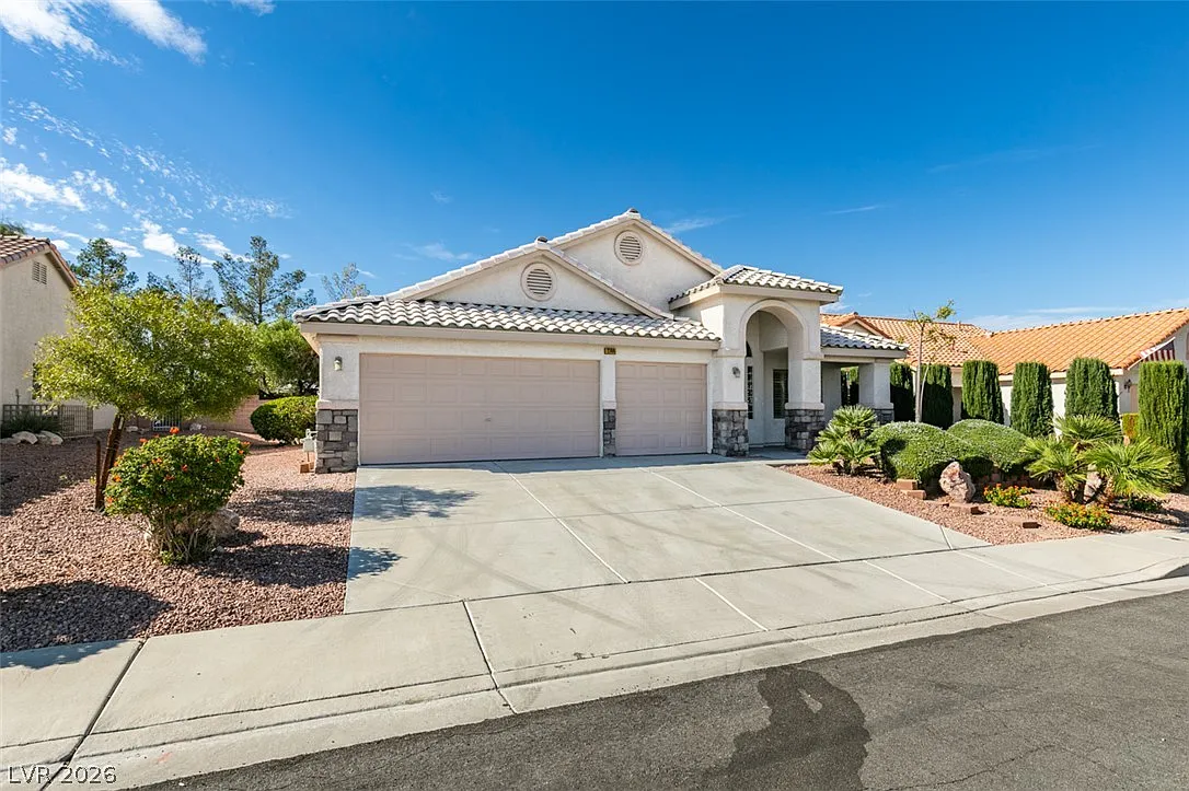 3 bed, 2.0 bath, 1836 sqft, $2,250 — Photo 2
