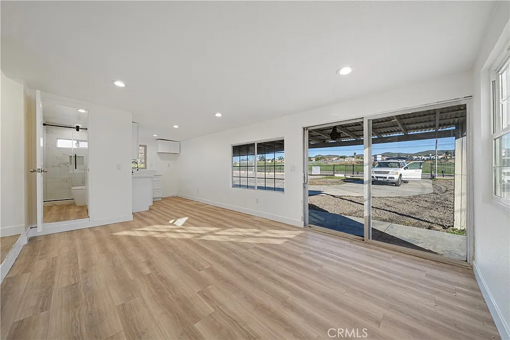 3 bed, 950 sqft, $4,200 — Photo 4