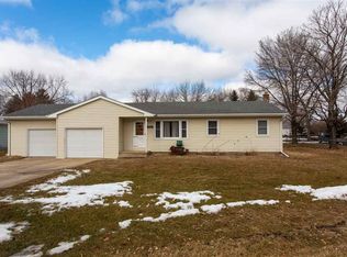 1009 Rosewood Dr, Cedar Falls, IA 50613