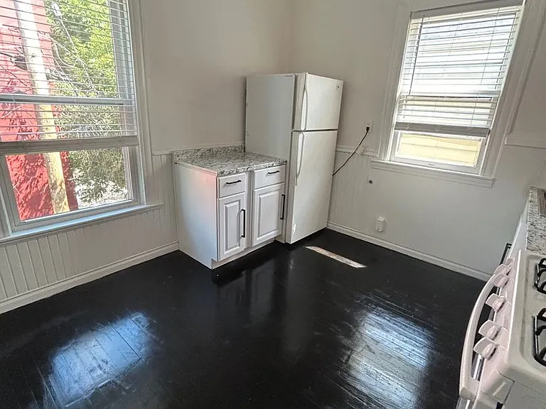 2536 N Oakland Ave — Photo 6