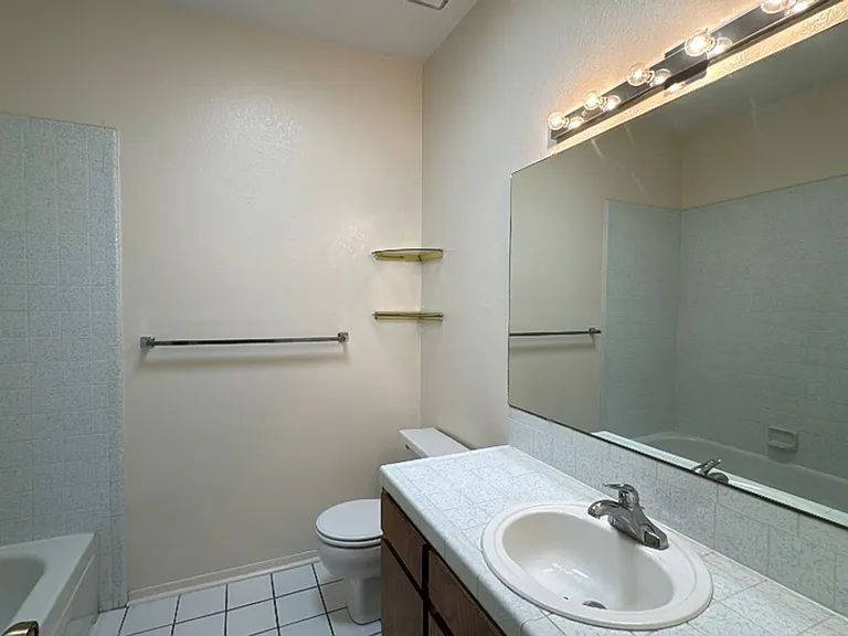 1041 Carmelita Dr — Photo 18