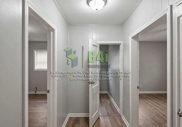 909 E 8th St — Photo 17