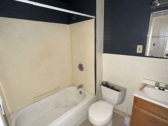 4th image of 42 Jackson Ave #3