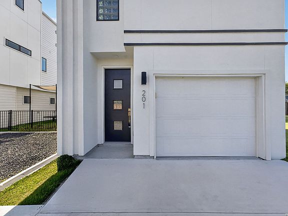2nd image of 1735 W Gramercy Pl #201