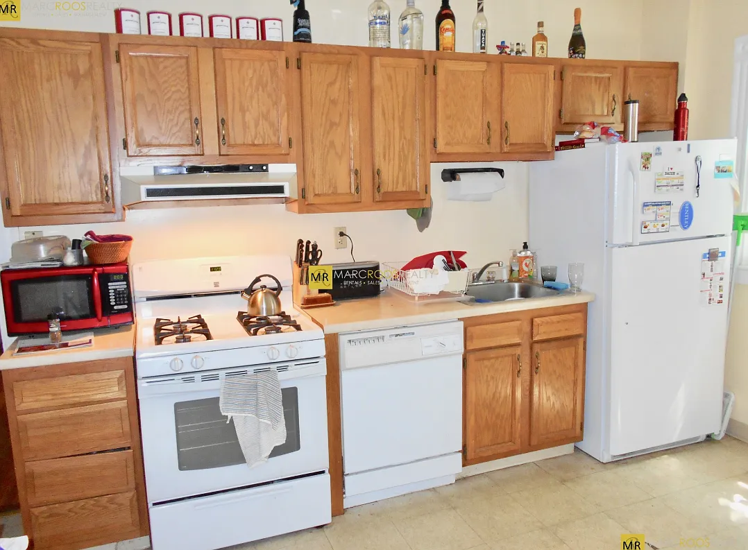 4 bed, 9999 sqft, $3,000 — Photo 3