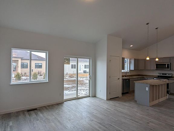5th image of 909 Howard Fork Ave