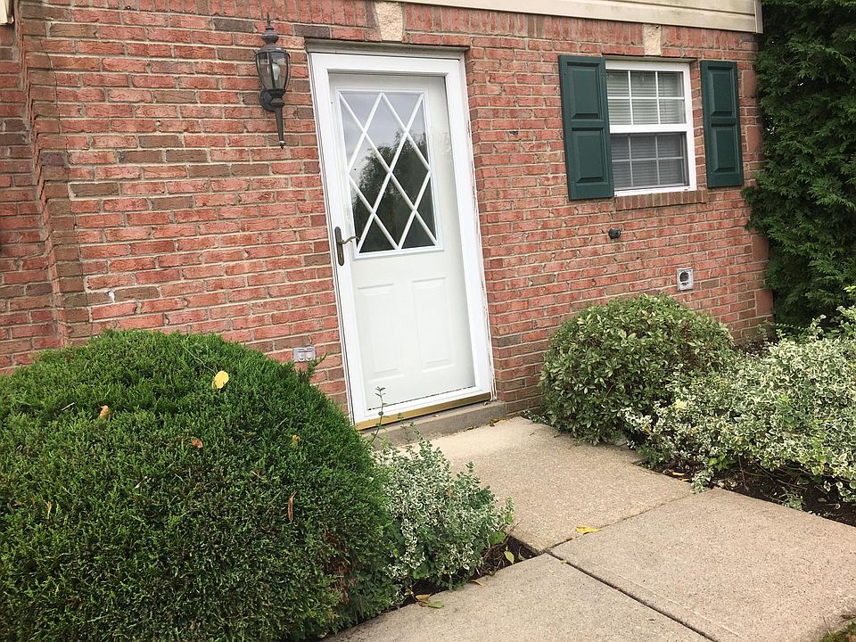 1st image of 422 Silvis Way