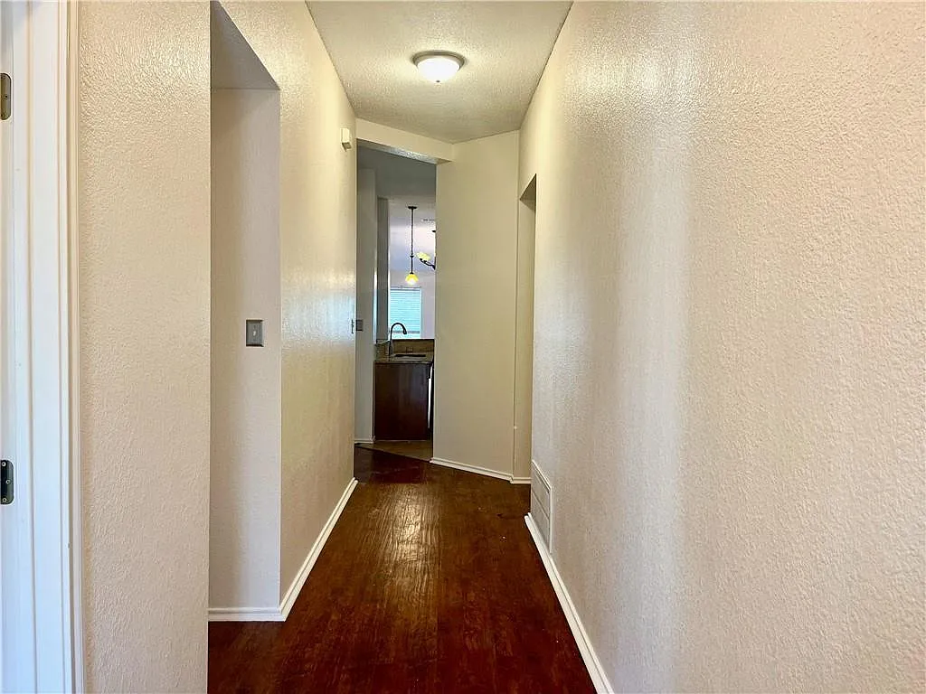 3 bed, 2.0 bath, 1666 sqft, $2,200 — Photo 2