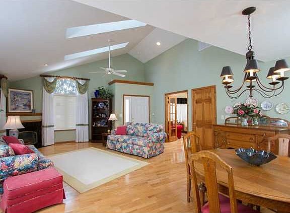 5th image of 104 Saint Martin Dr