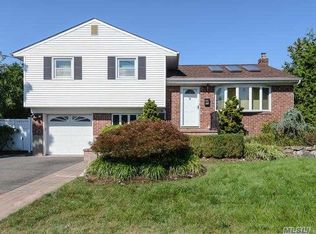 18 Monroe Ave, Hicksville, NY 11801