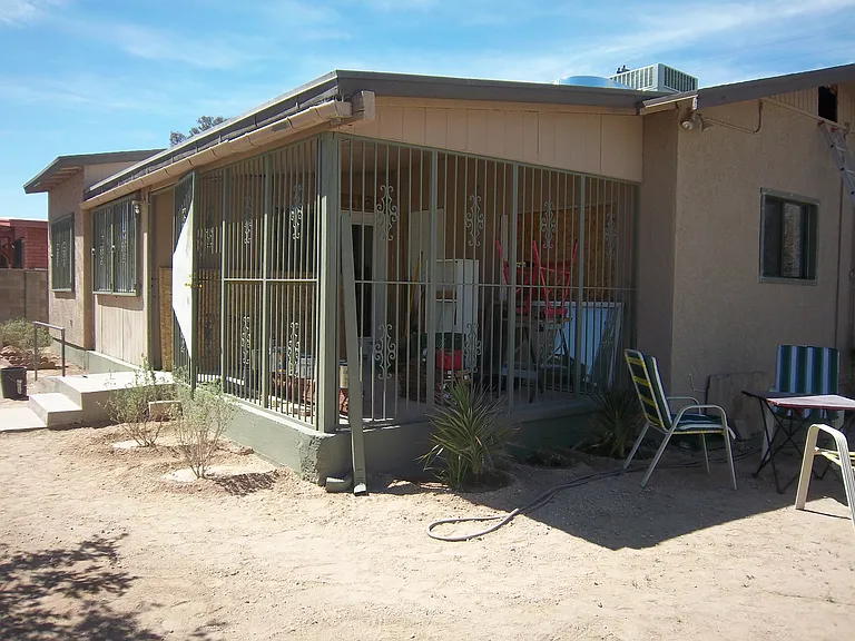 1045 N 9th Ave — Photo 2
