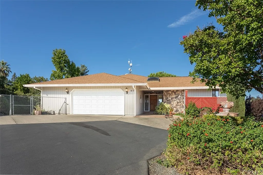 97 Acacia Ave photo 1