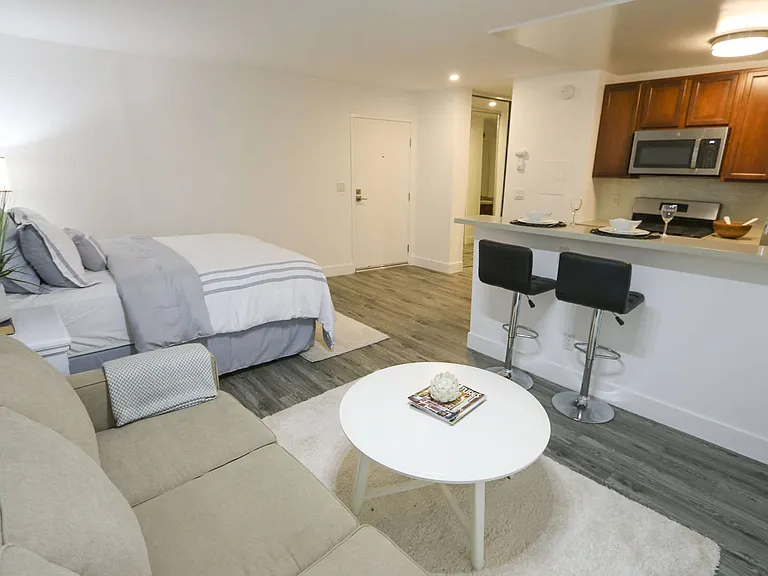 Westwood Riviera Apartments — Photo 40