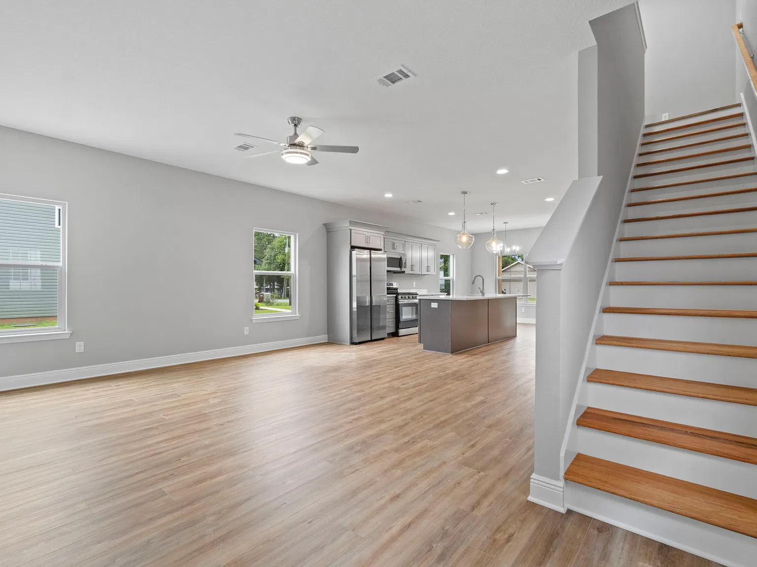 4 bed, 2.5 bath, 1765 sqft, $2,400 — Photo 4