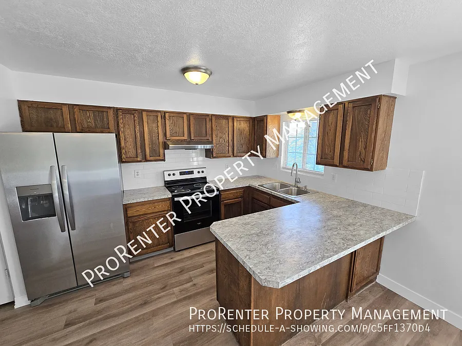 Updated 4 Bed, 2 Bath Clearfield Home — Photo 4