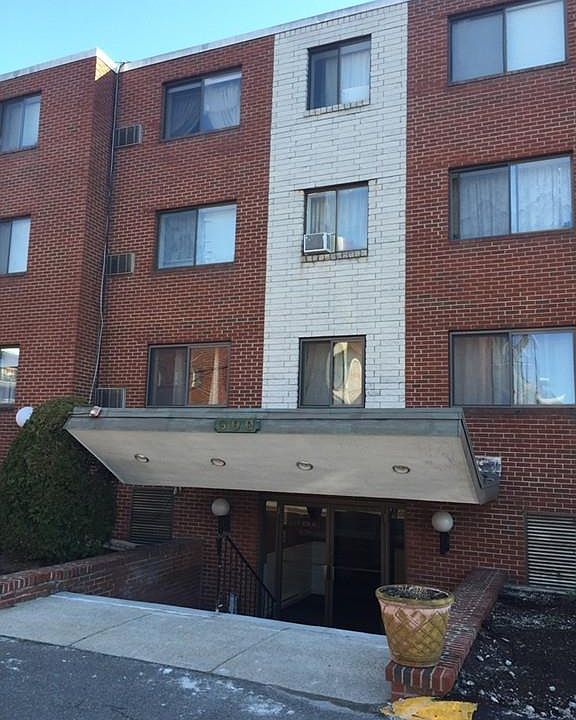 1st image of 900 Governors Dr APT 7