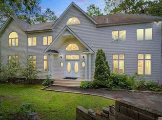 10 Plandome Rd, Sound Beach, NY 11789