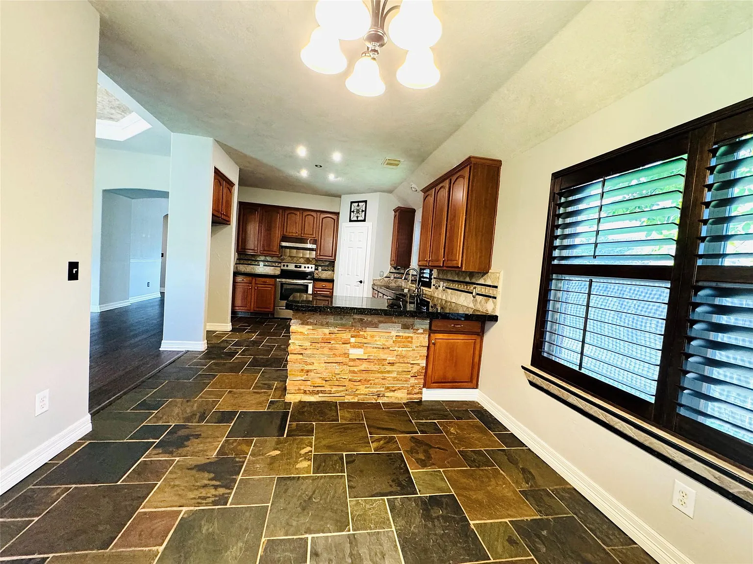 4 bed, 2.0 bath, 2214 sqft, $2,400 — Photo 3