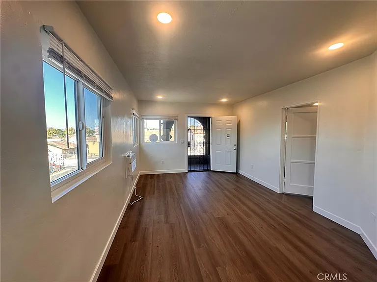 314 Wilshire Pl — Photo 8