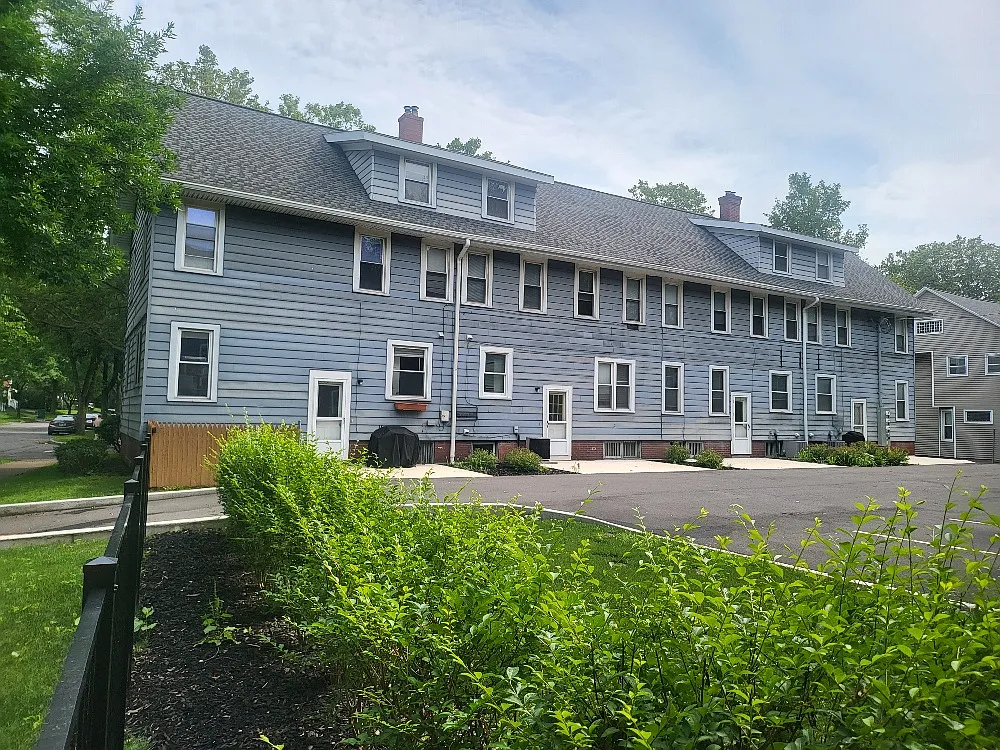 3 bed, 2.5 bath, 1800 sqft, $2,250 — Photo 3