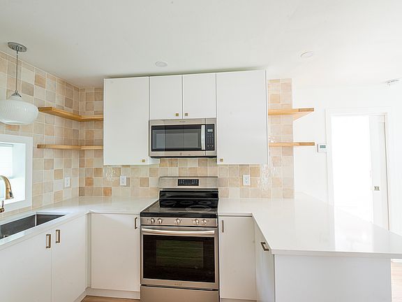2nd image of 605 Orangewood Dr #B