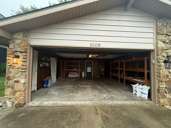 1009 S Buckingham Rd, Yorktown, IN 47396