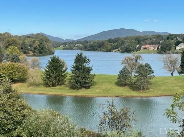 716 Ivy Lake Dr, Forest, VA 24551
