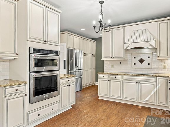 5th image of 259 Sunset St