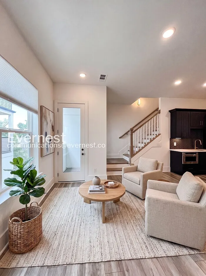 4 bed, 4.0 bath, 2003 sqft, $3,645 — Photo 3