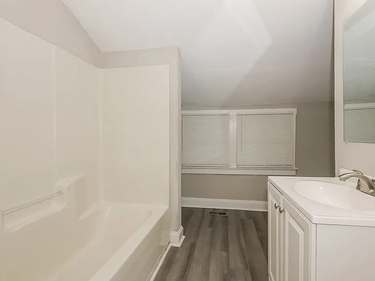 1504179_023_main_bathroom_13004310.jpg
