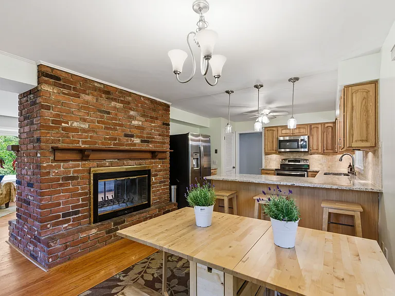 1204 Forest Ct — Photo 3
