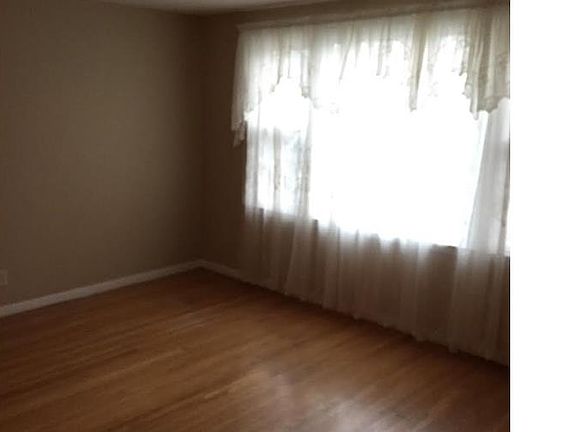 3rd image of 8 Halsey Ct