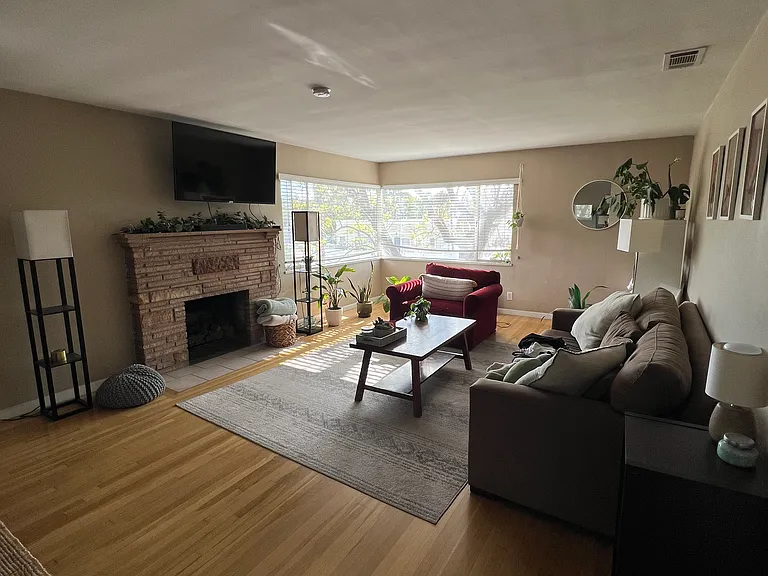 204 Termino Ave #B — Photo 4