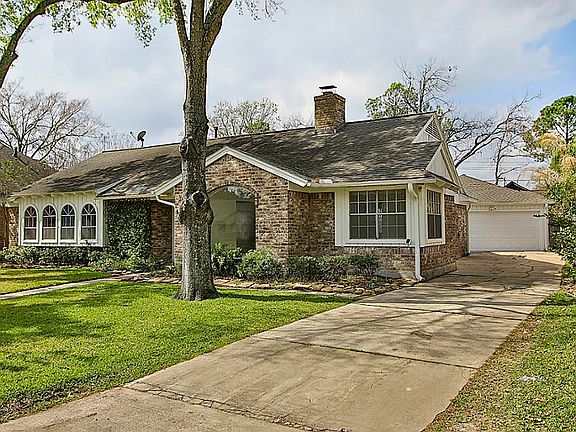 2nd image of 2207 Eaglerock Dr