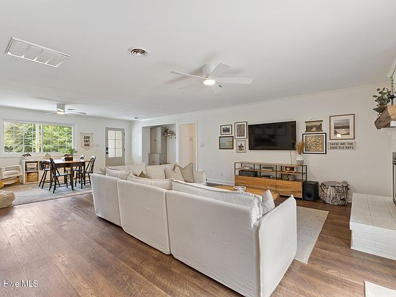 4th image of 519 Southampton Place