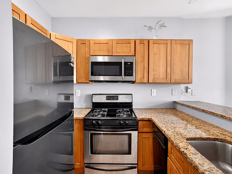 150 Van Horne St #2 — Photo 18