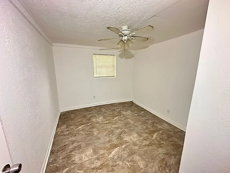 2401 Franklin St — Photo 12