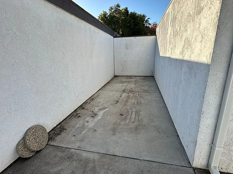 312 N Riverside Dr — Photo 22
