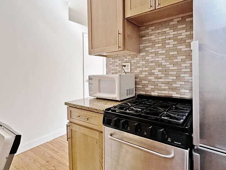 333 W 19th St #1F — Photo 4