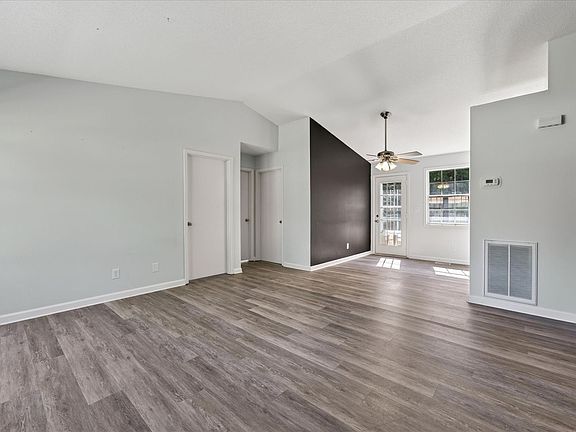 5th image of 727 Acorn Dr