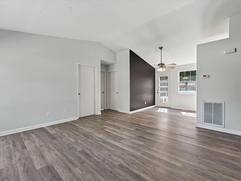 727 Acorn Dr — Photo 5