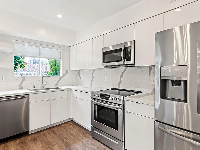 927 N San Vicente Blvd — Photo 12