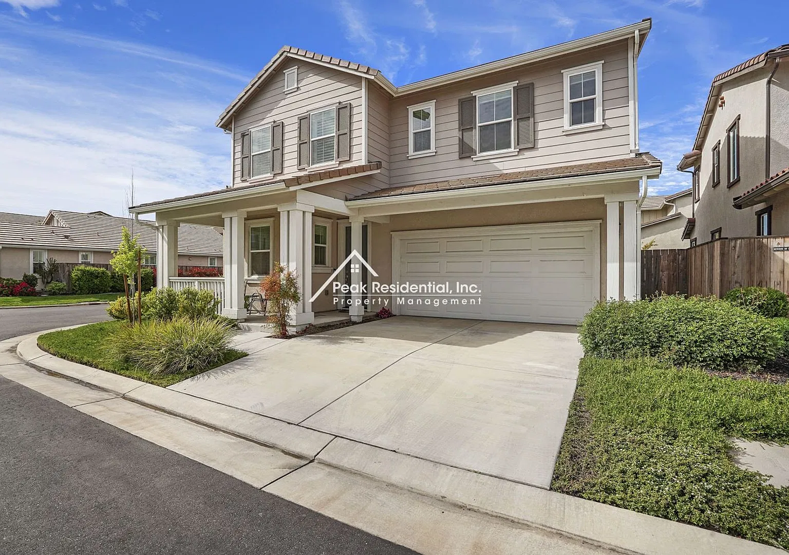 Beautiful Updated 4bd/3ba Home in Gated Community — Photo 2